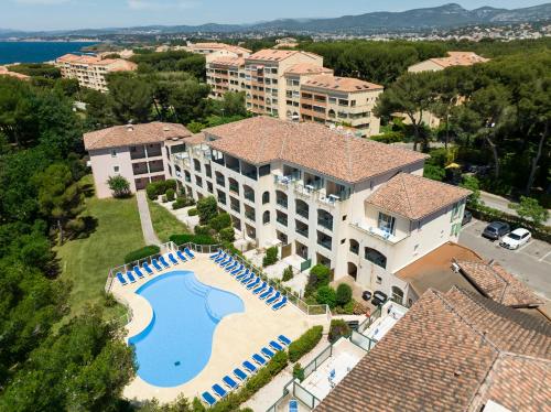 Bazén v ubytování Garden & City Six-Fours-les-Plages nebo v jeho okolí