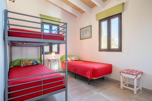 1 dormitorio con 2 literas y ventana en Son Pusseta, en Petra