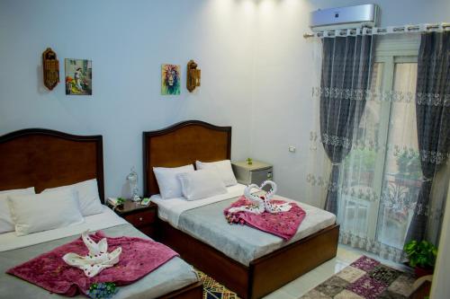 Uma cama ou camas num quarto em Crown Hotel