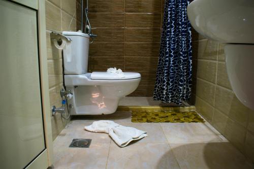 Uma casa de banho em Crown Hotel