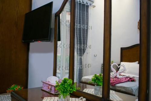 Uma televisão e/ou sistema de entretenimento em Crown Hotel