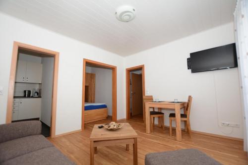 ein Wohnzimmer mit einem Sofa und einem Tisch in der Unterkunft "Gästehaus Flandern" 1 in Borkum