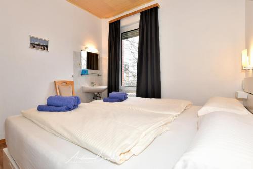 two beds in a room with a window at Haus-Herrmann-2 in Borkum