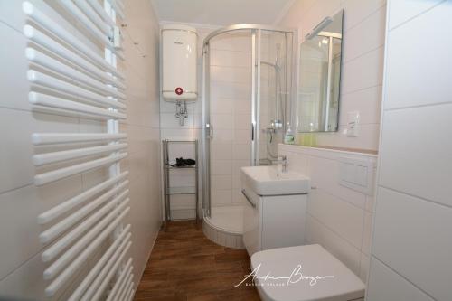 een witte badkamer met een toilet en een wastafel bij Krabbe in Borkum