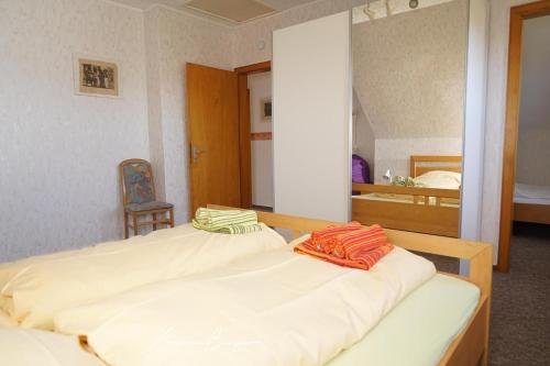 1 Schlafzimmer mit 2 Betten und einem Spiegel in der Unterkunft Haus Königsdüne I-4 in Borkum