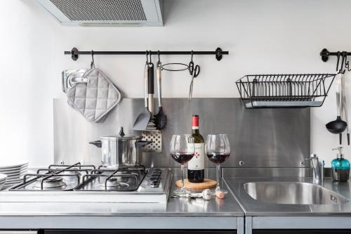 Kuchyň nebo kuchyňský kout v ubytování Trevi Modern Loft SmartWork & Relax at Trevi Fountain