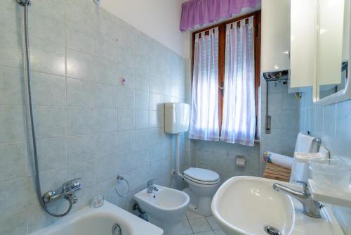 y baño con aseo y lavamanos. en Casa di Flo', en Subbiano