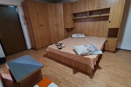 1 dormitorio con un perro en la cama en Colentina Residence, en Bucarest