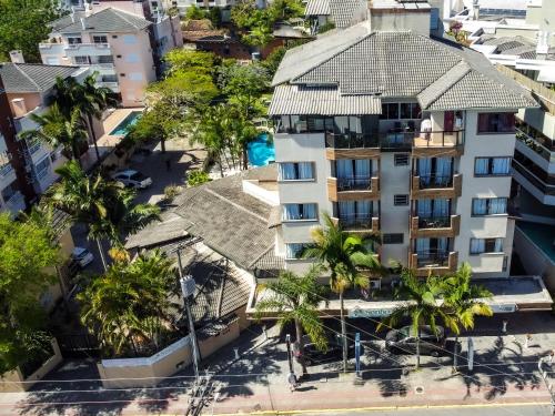 una vista aérea de un edificio con palmeras en Hotel & Pousada Sonho Meu, en Florianópolis