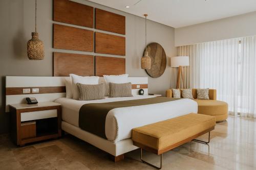 普拉亞德爾卡曼的住宿－The Reef 28 Hotel & Spa - Luxury Adults Only - All Suites - With Optional All Inclusive，一间卧室配有一张大床和一张桌子