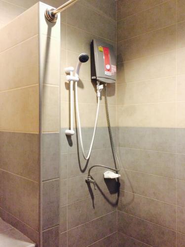 a shower with a blow dryer in a bathroom at Maehaad Garden Inn in Mae Haad