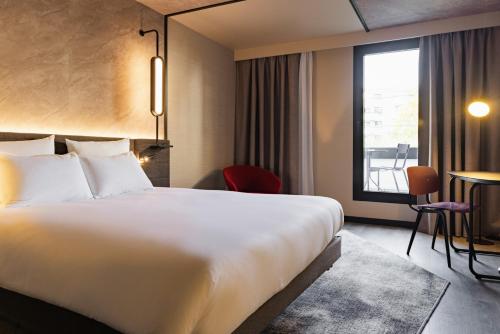 Ein Bett oder Betten in einem Zimmer der Unterkunft Novotel Paris Suresnes Longchamp