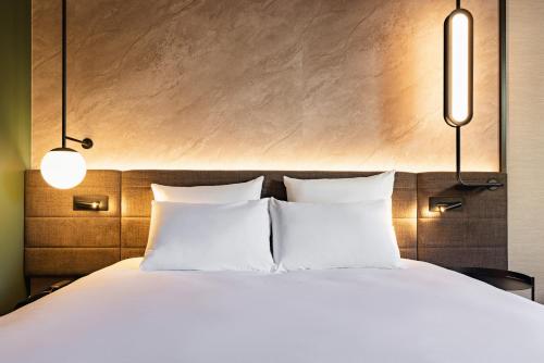 Ein Bett oder Betten in einem Zimmer der Unterkunft Novotel Paris Suresnes Longchamp