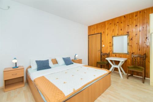 Un pat sau paturi într-o cameră la Apartment Mijo