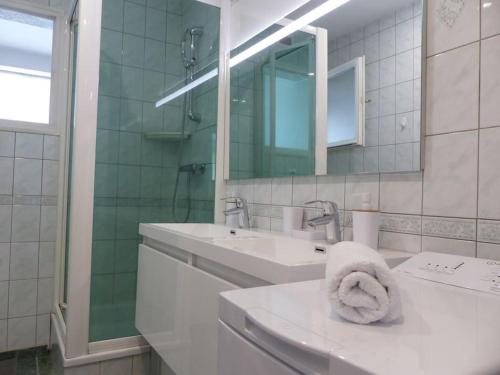 - une salle de bains blanche avec deux lavabos et un miroir dans l'établissement Chez Jacques - Balcon et Garage, à Clermont-Ferrand