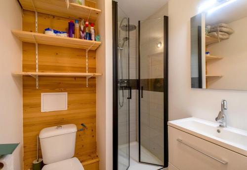 W łazience znajduje się prysznic, toaleta i umywalka. w obiekcie Vacances face a la montagne w mieście Génos