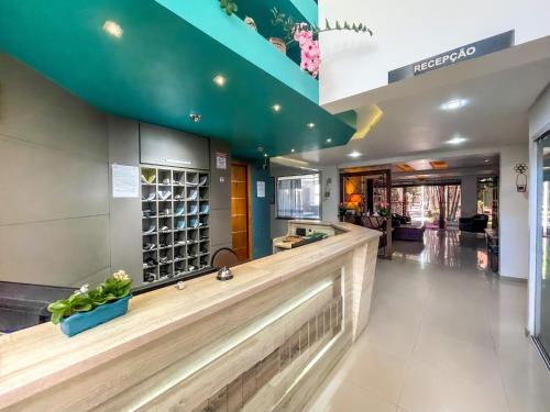 a bar in the lobby of a restaurant at Hotel & Pousada Sonho Meu in Florianópolis