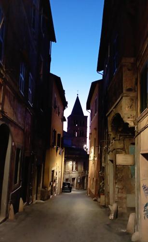 an empty alley with a building in the distance at Dimora del Pavone in Tivoli