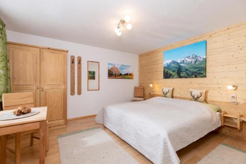 sypialnia z łóżkiem, stołem i biurkiem w obiekcie Appartement Summerer Peter w Mayrhofen