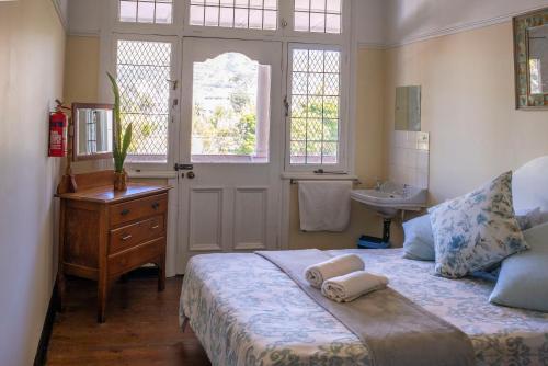 1 dormitorio con 1 cama con 2 toallas en The Lenox en Ciudad del Cabo