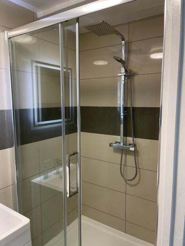 y baño con ducha y puerta de cristal. en Modern 1 Bedroom Holiday Apartment in Southminster en Southminster