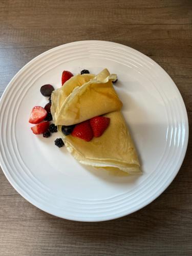 Taransay House, Small Hotel في بورتري: طبق ابيض مع حلى عليه التوت