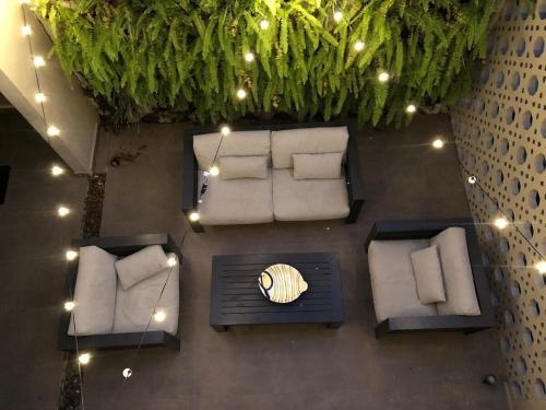 an overhead view of a living room with white furniture at Casa para familia em Riviera, com WiFi in Bertioga