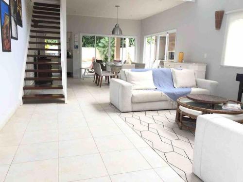 a living room with a couch and a table at Casa para familia em Riviera, com WiFi in Bertioga