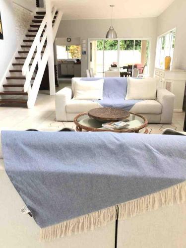 a living room with a couch and a table at Casa para familia em Riviera, com WiFi in Bertioga