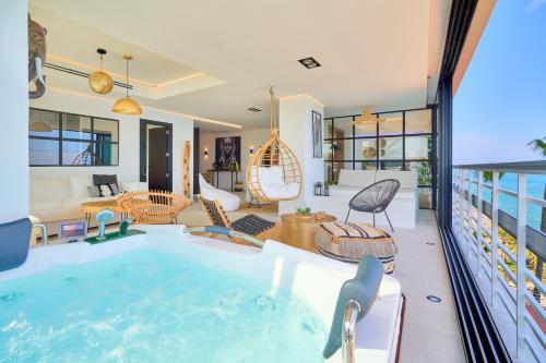 una grande piscina in una casa con balcone di SAVANNA BEACH. Amazing apartment with jacuzzi a Torremolinos
