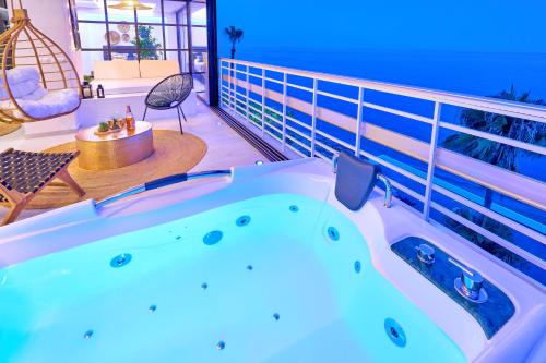 Bazén v ubytování SAVANNA BEACH. Amazing apartment with jacuzzi nebo v jeho okolí