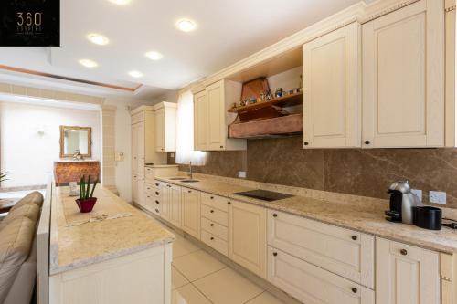 Η κουζίνα ή μικρή κουζίνα στο LUX VILLA with amazing BBQ, Pool Area & WIFI by 360 Estates