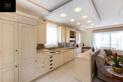 Η κουζίνα ή μικρή κουζίνα στο LUX VILLA with amazing BBQ, Pool Area & WIFI by 360 Estates