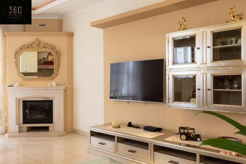 Μια τηλεόραση ή/και κέντρο ψυχαγωγίας στο LUX VILLA with amazing BBQ, Pool Area & WIFI by 360 Estates