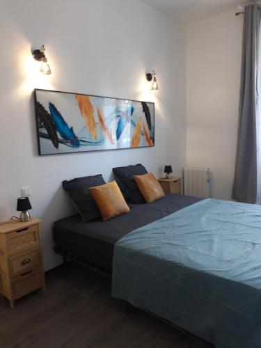 um quarto com uma cama e um quadro na parede em CURIAL INSOLITE em Chambéry