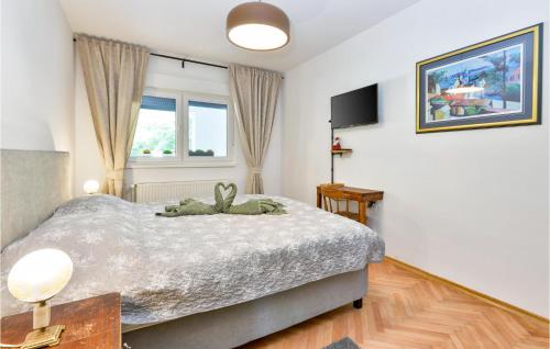 Ένα ή περισσότερα κρεβάτια σε δωμάτιο στο Stunning Home In Kumrovec With Sauna