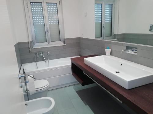 Koupelna v ubytování Apartment in the Residential area of Ragusa