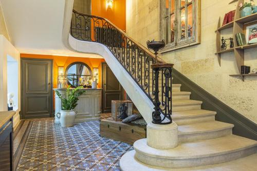 un escalier en colimaçon dans une maison avec ventilateur dans l'établissement La Maison Mulato, à Libourne