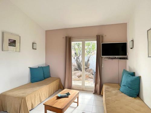 a hotel room with two beds and a window at Résidence Storia di Blue in Porto-Vecchio