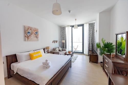 ein Schlafzimmer mit einem großen Bett und ein Wohnzimmer in der Unterkunft Liv Residence in Dubai
