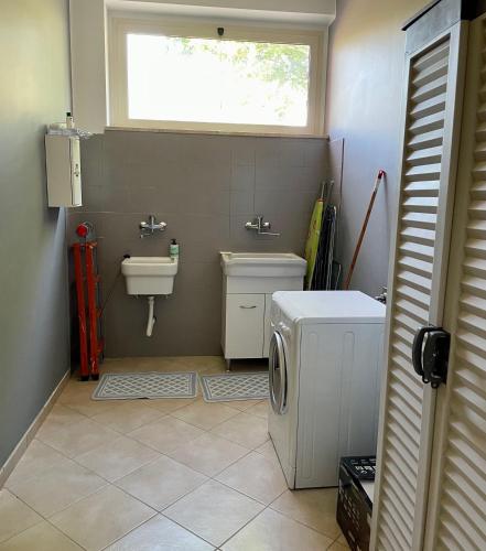 a bathroom with a washing machine and a sink at Ostello Fiume Tirino in Bussi sul Tirino