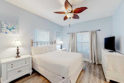1 dormitorio blanco con 1 cama y TV en Blue Dolphin 301, en Fort Walton Beach