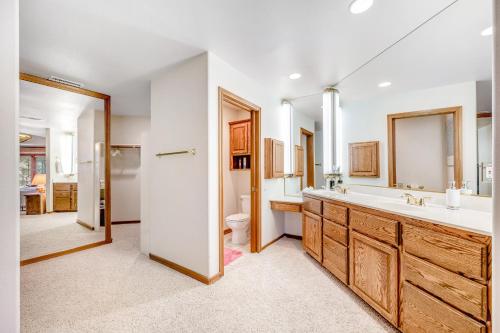 ein Badezimmer mit einer Badewanne, einem Waschbecken und einem WC in der Unterkunft Golf Course Executive in Flagstaff