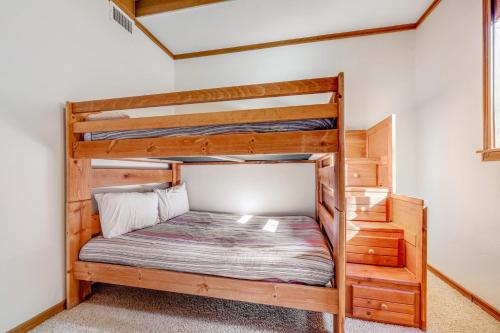 1 Schlafzimmer mit 2 Etagenbetten in einem Haus in der Unterkunft Golf Course Executive in Flagstaff