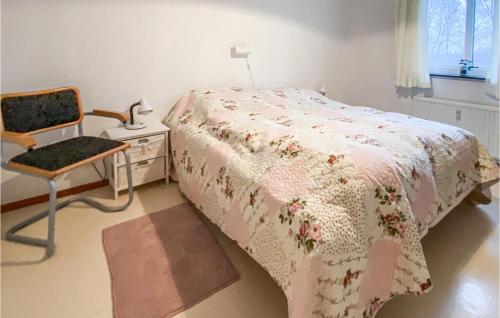1 dormitorio con 1 cama, 1 silla y 1 mesa en 1 Bedroom Awesome Apartment In Hyltebruk en Hyltebruk
