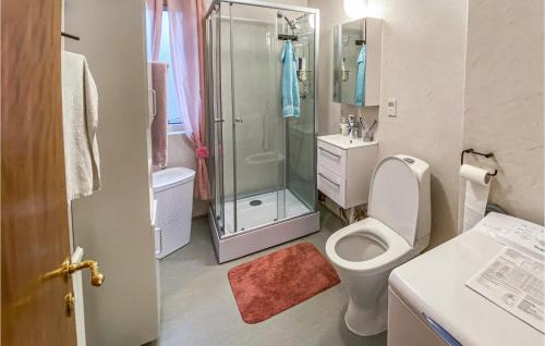 y baño con ducha, aseo y lavamanos. en 1 Bedroom Awesome Apartment In Hyltebruk en Hyltebruk