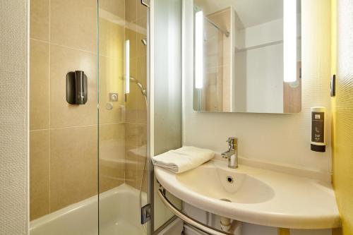 y baño con lavabo y ducha. en B&B HOTEL Evry Lisses 2, en Lisses