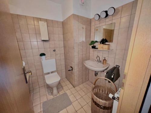 a bathroom with a toilet and a sink at HamOr Apart nähe westfield in Oberhausen