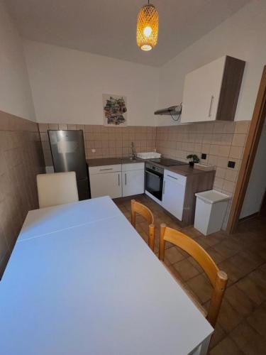 a kitchen with a white table and chairs in it at HamOr Apart nähe westfield in Oberhausen