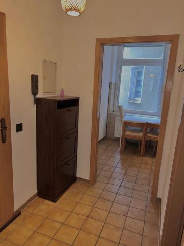 a room with a kitchen with a table and a window at HamOr Apart nähe westfield in Oberhausen